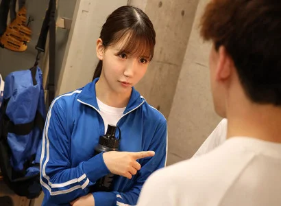 nhóm bạn trong câu lạc bộ bóng đá thực hiện quan hệ tập thể với cô gái xinh